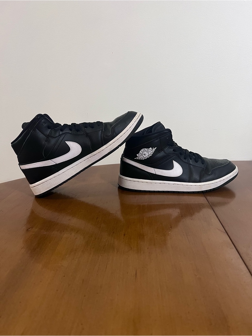 Air Jordan 1 Mid Black White Women size 11